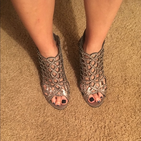 Size 7 - Picture 1 of 4